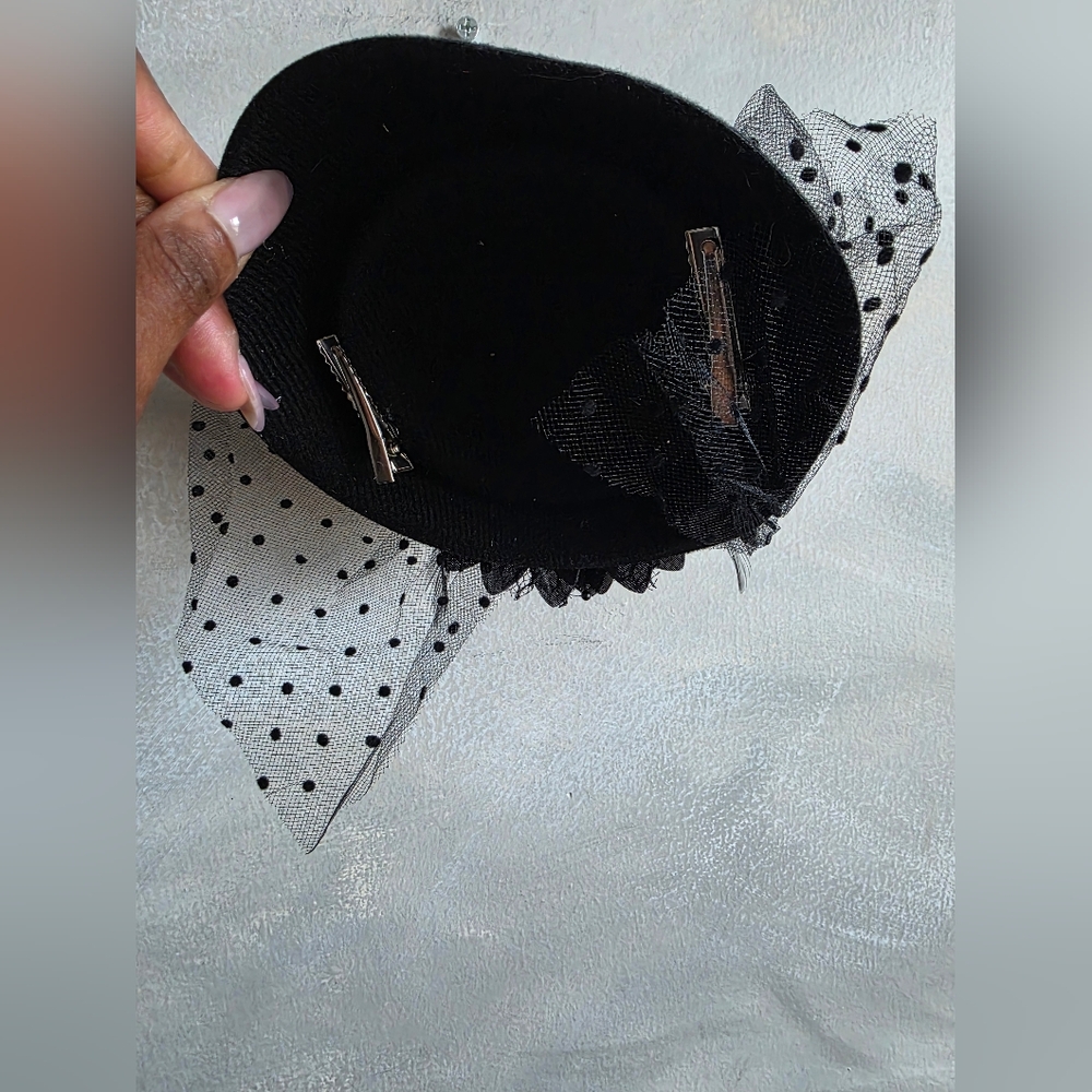 Black Feather Floral Mini Top Hat  Polka dot tulle veil Fascinator Tea Cocktail - Picture 3 of 8